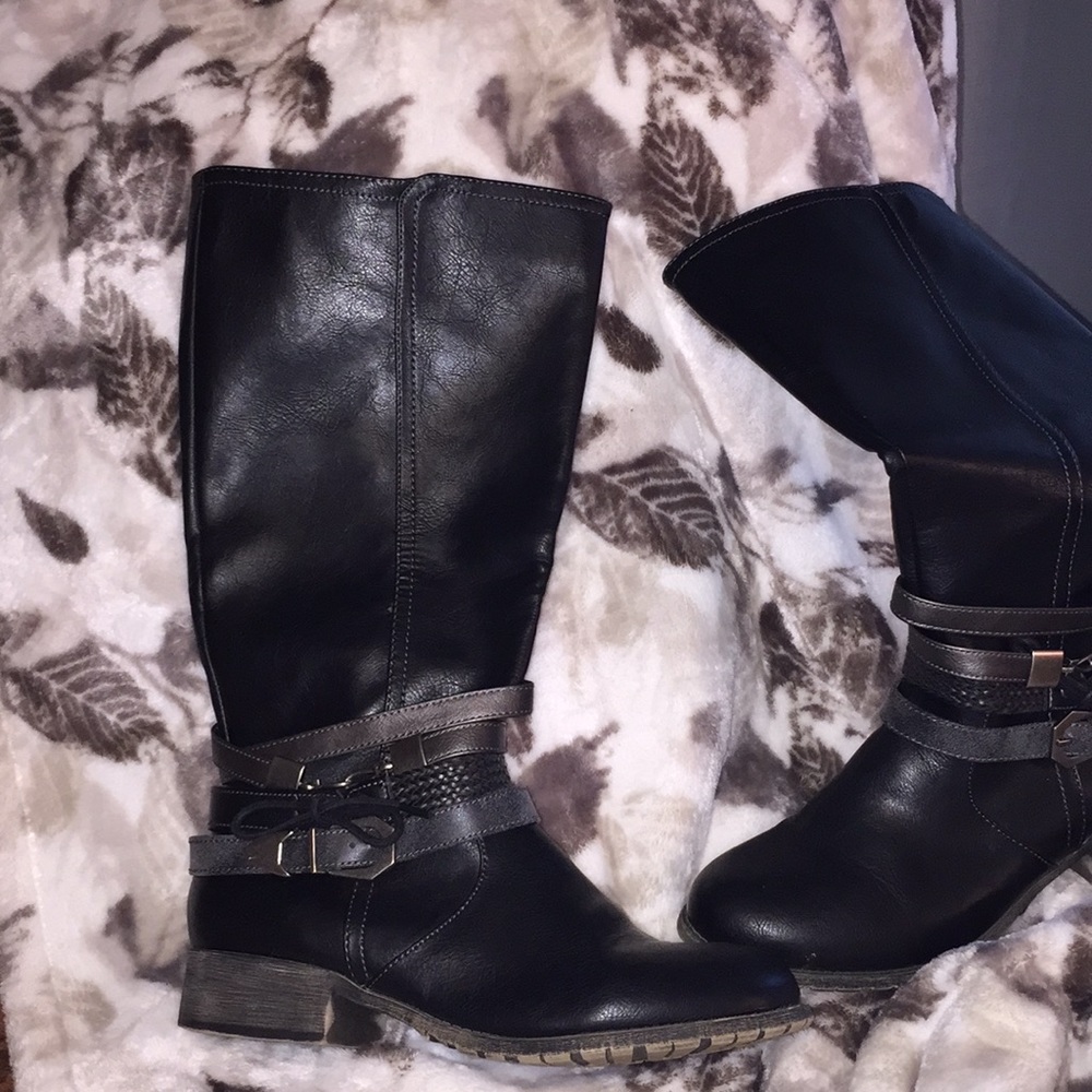 Black low heeled boots wrapped ankle